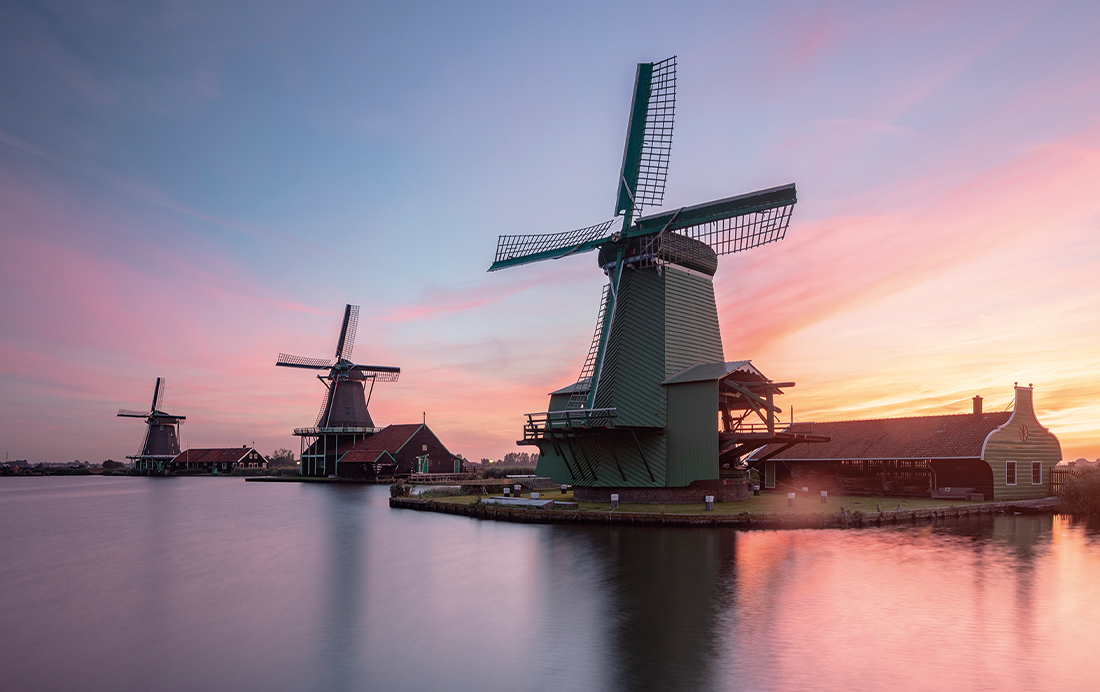 Zaanse Schans bij zonsondergang